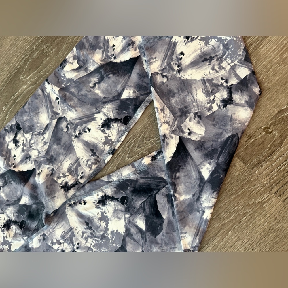 Fabletics, Black and White Leggings, 3/4 length, size Medium - Picture 4 of 8